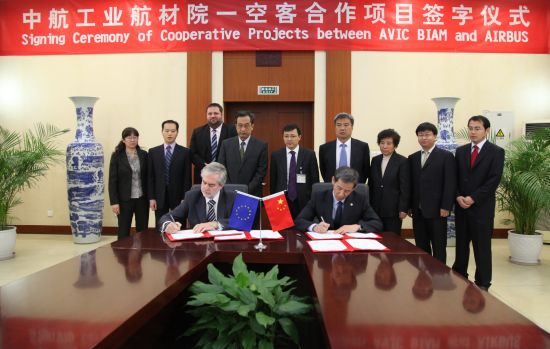 空中客车中国公司首席运营官冈萨雷斯（左）与中航工业航空材料研究院科技委主任益小苏在合作协议上签字