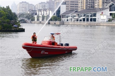 昨天下午队员在南塘河开展水上消防训练。潘祝平 摄