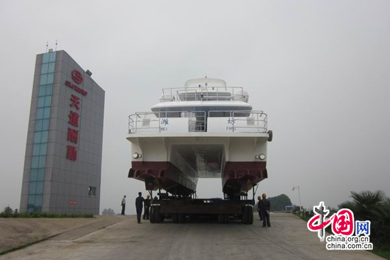 鲲鹏02在大型拖车的帮助下下水