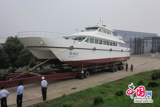 鲲鹏02在大型拖车的帮助下离开制造车间