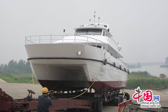 鲲鹏02在大型拖车的帮助下下水